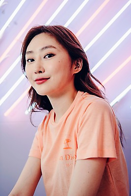 포토 JPG 우먼라이프 응시 여자 실내 한명 미소 사람 근접촬영 상반신 20대 성인 옆모습 한국인 빈티지 롤러블레이드 싱글 복고 네온 상큼 비비드 싱글라이프 성인여자한명만 국내포토 1 라이프스타일 시선 뷰포인트 컨셉 표정 동양인 청년 취미 내부 여자한명만 성인여자만 파일형식