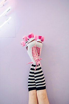 포토 JPG 우먼라이프 여자 벽 실내 한명 사람 20대 성인 신체부위 기댐 한국인 하반신 다리 빈티지 롤러블레이드 니삭스 싱글 복고 롤러스케이트화 비비드 싱글라이프 성인여자한명만 국내포토 1 라이프스타일 컨셉 모션 양말 동양인 청년 취미 내부 여자한명만 성인여자만 파일형식