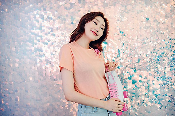 포토 JPG 우먼라이프 응시 여자 실내 한명 미소 들기 사람 상반신 20대 성인 앞모습 빛 한국인 빈티지 롤러블레이드 싱글 복고 상큼 매기 롤러스케이트화 비비드 싱글라이프 성인여자한명만 국내포토 1 라이프스타일 시선 뷰포인트 컨셉 모션 표정 동양인 청년 취미 내부 여자한명만 성인여자만 파일형식