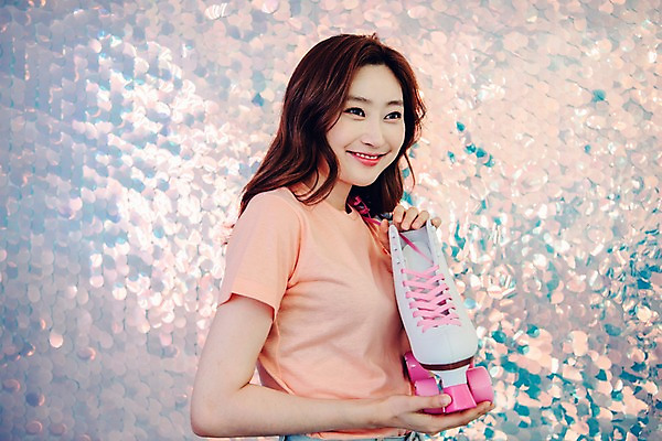 포토 JPG 우먼라이프 응시 여자 실내 한명 미소 들기 사람 상반신 20대 성인 옆모습 빛 한국인 빈티지 롤러블레이드 싱글 복고 상큼 롤러스케이트화 비비드 싱글라이프 성인여자한명만 국내포토 1 라이프스타일 시선 뷰포인트 컨셉 모션 표정 동양인 청년 취미 내부 여자한명만 성인여자만 파일형식