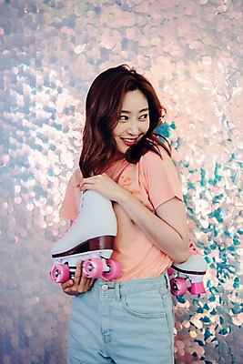 포토 JPG 우먼라이프 응시 여자 실내 한명 서기 미소 들기 사람 상반신 20대 성인 앞모습 빛 한국인 빈티지 롤러블레이드 싱글 복고 상큼 매기 롤러스케이트화 비비드 싱글라이프 성인여자한명만 국내포토 1 라이프스타일 시선 뷰포인트 컨셉 모션 표정 동양인 청년 취미 내부 여자한명만 성인여자만 파일형식