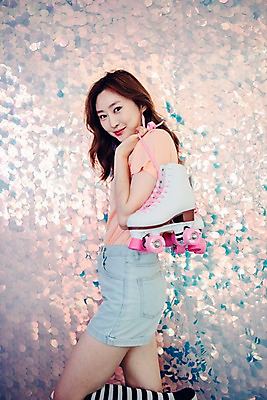 포토 JPG 우먼라이프 응시 여자 실내 한명 미소 들기 사람 상반신 20대 성인 옆모습 빛 한국인 빈티지 롤러블레이드 싱글 복고 상큼 롤러스케이트화 비비드 싱글라이프 성인여자한명만 국내포토 1 라이프스타일 시선 뷰포인트 컨셉 모션 표정 동양인 청년 취미 내부 여자한명만 성인여자만 파일형식