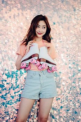 포토 JPG 우먼라이프 응시 여자 실내 한명 서기 미소 사람 상반신 20대 성인 앞모습 빛 한국인 빈티지 롤러블레이드 싱글 복고 상큼 매기 롤러스케이트화 비비드 싱글라이프 성인여자한명만 국내포토 1 라이프스타일 시선 뷰포인트 컨셉 모션 표정 동양인 청년 취미 내부 여자한명만 성인여자만 파일형식