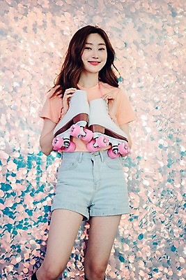 포토 JPG 우먼라이프 응시 여자 실내 한명 서기 미소 사람 상반신 20대 성인 앞모습 한국인 빈티지 롤러블레이드 싱글 복고 상큼 매기 롤러스케이트화 비비드 싱글라이프 성인여자한명만 국내포토 1 라이프스타일 시선 뷰포인트 컨셉 모션 표정 동양인 청년 취미 내부 여자한명만 성인여자만 파일형식