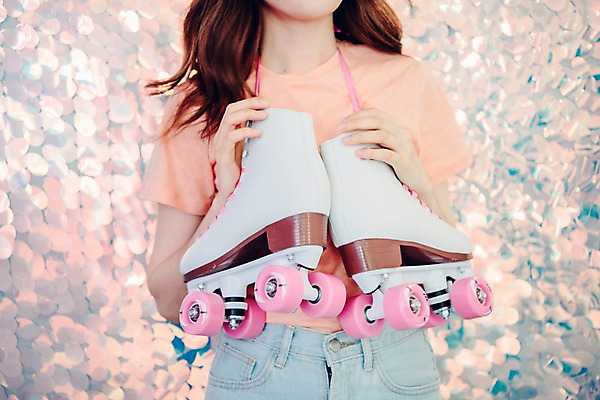 포토 JPG 우먼라이프 여자 실내 한명 사람 상반신 20대 성인 앞모습 빛 한국인 빈티지 롤러블레이드 싱글 복고 상큼 매기 롤러스케이트화 비비드 싱글라이프 성인여자한명만 국내포토 1 라이프스타일 뷰포인트 컨셉 모션 동양인 청년 취미 내부 여자한명만 성인여자만 파일형식