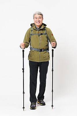 포토 JPG 스튜디오촬영 전신 응시 할아버지 노년 남자 배낭 실내 아웃도어 한명 서기 미소 누끼 사람 취미 앞모습 실버라이프 걷기 등산 트래킹 한국인 등산복 흰배경 70대 등산스틱 노인남자한명만 국내포토 1 라이프스타일 시선 옷 뷰포인트 백그라운드 가방 모션 레저 표정 동양인 성인 내부 흰색 등산용품 남자한명만 노인남자만 파일형식