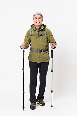 포토 JPG 스튜디오촬영 전신 응시 할아버지 노년 남자 배낭 실내 아웃도어 한명 미소 누끼 사람 취미 앞모습 실버라이프 걷기 등산 트래킹 한국인 등산복 흰배경 70대 등산스틱 노인남자한명만 국내포토 1 라이프스타일 시선 옷 뷰포인트 백그라운드 가방 모션 레저 표정 동양인 성인 내부 흰색 등산용품 남자한명만 노인남자만 파일형식