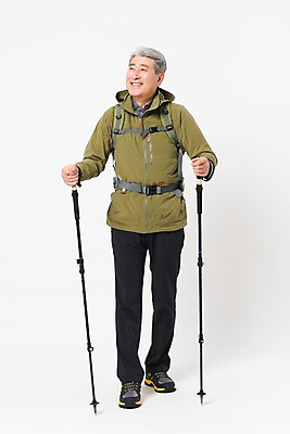 포토 JPG 스튜디오촬영 전신 응시 할아버지 노년 남자 배낭 실내 아웃도어 한명 미소 누끼 사람 취미 앞모습 실버라이프 걷기 등산 트래킹 한국인 잡기 등산복 흰배경 70대 등산스틱 노인남자한명만 국내포토 1 라이프스타일 시선 옷 뷰포인트 백그라운드 가방 모션 레저 표정 동양인 성인 내부 흰색 등산용품 남자한명만 노인남자만 파일형식