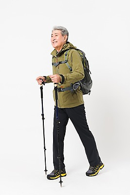 포토 JPG 스튜디오촬영 전신 응시 할아버지 노년 남자 배낭 실내 아웃도어 한명 미소 누끼 사람 취미 옆모습 실버라이프 걷기 등산 트래킹 한국인 등산복 흰배경 70대 등산스틱 노인남자한명만 국내포토 1 라이프스타일 시선 옷 뷰포인트 백그라운드 가방 모션 레저 표정 동양인 성인 내부 흰색 등산용품 남자한명만 노인남자만 파일형식