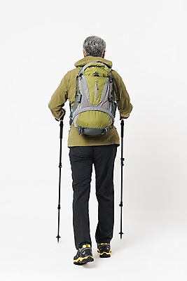 포토 JPG 스튜디오촬영 전신 할아버지 노년 남자 배낭 실내 아웃도어 한명 누끼 사람 취미 뒷모습 실버라이프 걷기 등산 트래킹 한국인 등산복 흰배경 70대 등산스틱 노인남자한명만 국내포토 1 라이프스타일 옷 뷰포인트 백그라운드 가방 모션 레저 동양인 성인 내부 흰색 등산용품 남자한명만 노인남자만 파일형식