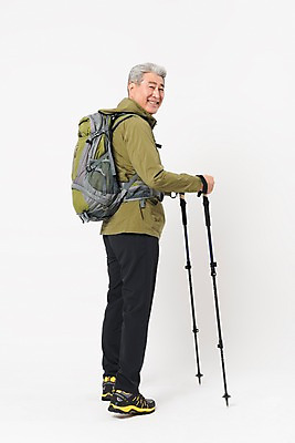 포토 JPG 스튜디오촬영 전신 응시 할아버지 노년 남자 배낭 실내 아웃도어 한명 미소 누끼 사람 취미 뒷모습 실버라이프 걷기 등산 트래킹 한국인 뒤돌아보기 등산복 흰배경 70대 등산스틱 노인남자한명만 국내포토 1 라이프스타일 시선 옷 뷰포인트 백그라운드 가방 모션 레저 표정 동양인 성인 내부 흰색 등산용품 남자한명만 노인남자만 파일형식