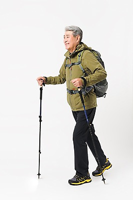 포토 JPG 스튜디오촬영 전신 응시 할아버지 노년 남자 배낭 실내 아웃도어 한명 미소 누끼 사람 취미 옆모습 실버라이프 걷기 등산 트래킹 한국인 등산복 흰배경 70대 등산스틱 노인남자한명만 국내포토 1 라이프스타일 시선 옷 뷰포인트 백그라운드 가방 모션 레저 표정 동양인 성인 내부 흰색 등산용품 남자한명만 노인남자만 파일형식