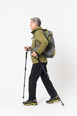 포토 JPG 스튜디오촬영 전신 할아버지 노년 남자 배낭 실내 아웃도어 한명 미소 누끼 사람 취미 옆모습 실버라이프 걷기 등산 트래킹 한국인 등산복 흰배경 70대 등산스틱 노인남자한명만 국내포토 1 라이프스타일 옷 뷰포인트 백그라운드 가방 모션 레저 표정 동양인 성인 내부 흰색 등산용품 남자한명만 노인남자만 파일형식
