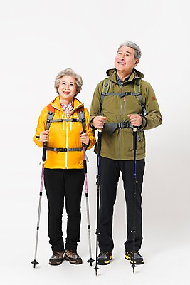 포토 JPG 스튜디오촬영 전신 응시 여자 할아버지 노년 남자 할머니 배낭 실내 아웃도어 서기 미소 누끼 사람 취미 두명 앞모습 실버라이프 노부부 다정 등산 트래킹 한국인 60대 등산복 흰배경 70대 등산스틱 노인만 국내포토 라이프스타일 부부 시선 옷 뷰포인트 백그라운드 컨셉 가방 모션 레저 표정 동양인 성인 내부 흰색 등산용품 성인만 파일형식
