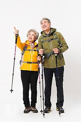포토 JPG 스튜디오촬영 전신 응시 여자 할아버지 노년 남자 할머니 배낭 실내 아웃도어 서기 미소 누끼 사람 취미 두명 앞모습 실버라이프 노부부 다정 등산 트래킹 한국인 가리킴 60대 등산복 흰배경 70대 등산스틱 노인만 국내포토 라이프스타일 부부 시선 옷 뷰포인트 백그라운드 컨셉 가방 모션 레저 표정 동양인 손짓 성인 내부 흰색 등산용품 성인만 파일형식