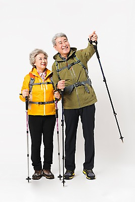 포토 JPG 스튜디오촬영 전신 응시 여자 할아버지 노년 남자 할머니 배낭 실내 아웃도어 미소 누끼 사람 취미 두명 앞모습 실버라이프 노부부 다정 등산 트래킹 한국인 가리킴 60대 등산복 흰배경 70대 등산스틱 노인만 국내포토 라이프스타일 부부 시선 옷 뷰포인트 백그라운드 컨셉 가방 레저 표정 동양인 손짓 성인 내부 흰색 등산용품 성인만 파일형식