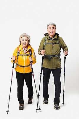 포토 JPG 스튜디오촬영 전신 응시 여자 할아버지 노년 남자 할머니 배낭 실내 아웃도어 미소 누끼 사람 취미 두명 앞모습 실버라이프 걷기 노부부 다정 등산 트래킹 한국인 60대 등산복 흰배경 70대 등산스틱 노인만 국내포토 라이프스타일 부부 시선 옷 뷰포인트 백그라운드 컨셉 가방 모션 레저 표정 동양인 성인 내부 흰색 등산용품 성인만 파일형식