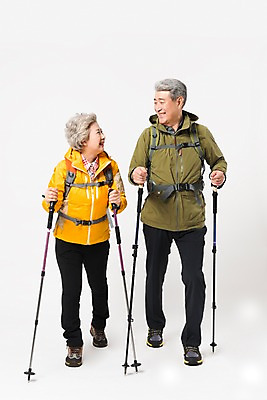 포토 JPG 스튜디오촬영 전신 응시 여자 할아버지 노년 남자 할머니 배낭 실내 아웃도어 미소 누끼 사람 취미 두명 앞모습 실버라이프 마주보기 걷기 노부부 다정 등산 트래킹 한국인 60대 등산복 흰배경 70대 등산스틱 노인만 국내포토 라이프스타일 부부 시선 옷 뷰포인트 백그라운드 컨셉 가방 모션 레저 표정 동양인 성인 내부 흰색 등산용품 성인만 파일형식