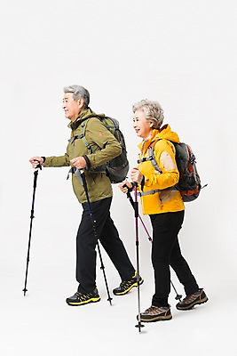 포토 JPG 스튜디오촬영 전신 응시 여자 할아버지 노년 남자 할머니 배낭 실내 아웃도어 미소 누끼 사람 취미 두명 옆모습 실버라이프 걷기 노부부 다정 등산 트래킹 한국인 60대 등산복 흰배경 70대 등산스틱 노인만 국내포토 라이프스타일 부부 시선 옷 뷰포인트 백그라운드 컨셉 가방 모션 레저 표정 동양인 성인 내부 흰색 등산용품 성인만 파일형식