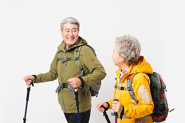 포토 JPG 스튜디오촬영 응시 여자 할아버지 노년 남자 할머니 배낭 실내 아웃도어 미소 누끼 사람 상반신 취미 두명 옆모습 실버라이프 마주보기 노부부 다정 등산 트래킹 한국인 60대 등산복 흰배경 70대 등산스틱 노인만 국내포토 라이프스타일 부부 시선 옷 뷰포인트 백그라운드 컨셉 가방 모션 레저 표정 동양인 성인 내부 흰색 등산용품 성인만 파일형식