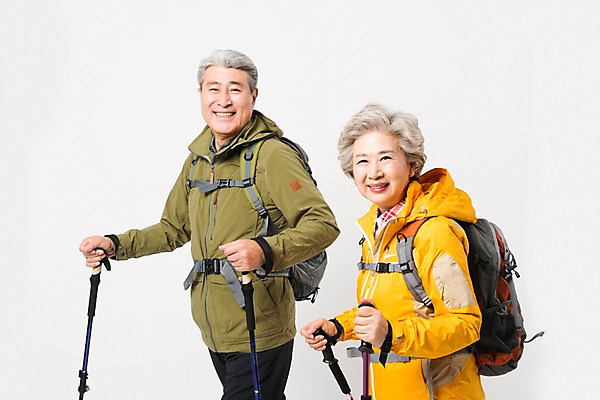 포토 JPG 스튜디오촬영 응시 여자 할아버지 노년 남자 할머니 배낭 실내 아웃도어 미소 누끼 사람 상반신 취미 두명 옆모습 실버라이프 노부부 다정 등산 트래킹 한국인 60대 등산복 흰배경 70대 등산스틱 노인만 국내포토 라이프스타일 부부 시선 옷 뷰포인트 백그라운드 컨셉 가방 레저 표정 동양인 성인 내부 흰색 등산용품 성인만 파일형식