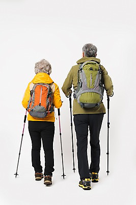 포토 JPG 스튜디오촬영 전신 여자 할아버지 노년 남자 할머니 배낭 실내 아웃도어 누끼 사람 취미 두명 뒷모습 실버라이프 걷기 노부부 다정 등산 트래킹 한국인 60대 등산복 흰배경 70대 등산스틱 노인만 국내포토 라이프스타일 부부 옷 뷰포인트 백그라운드 컨셉 가방 모션 레저 동양인 성인 내부 흰색 등산용품 성인만 파일형식