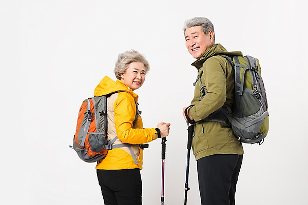 포토 JPG 스튜디오촬영 응시 여자 할아버지 노년 남자 할머니 배낭 실내 아웃도어 미소 누끼 사람 상반신 취미 두명 뒷모습 실버라이프 노부부 다정 등산 트래킹 한국인 뒤돌아보기 60대 등산복 흰배경 70대 등산스틱 노인만 국내포토 라이프스타일 부부 시선 옷 뷰포인트 백그라운드 컨셉 가방 모션 레저 표정 동양인 성인 내부 흰색 등산용품 성인만 파일형식