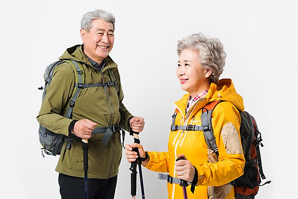 포토 JPG 스튜디오촬영 응시 여자 할아버지 노년 남자 할머니 배낭 실내 아웃도어 미소 누끼 사람 상반신 취미 두명 옆모습 실버라이프 노부부 다정 등산 트래킹 한국인 60대 등산복 흰배경 70대 등산스틱 노인만 국내포토 라이프스타일 부부 시선 옷 뷰포인트 백그라운드 컨셉 가방 레저 표정 동양인 성인 내부 흰색 등산용품 성인만 파일형식