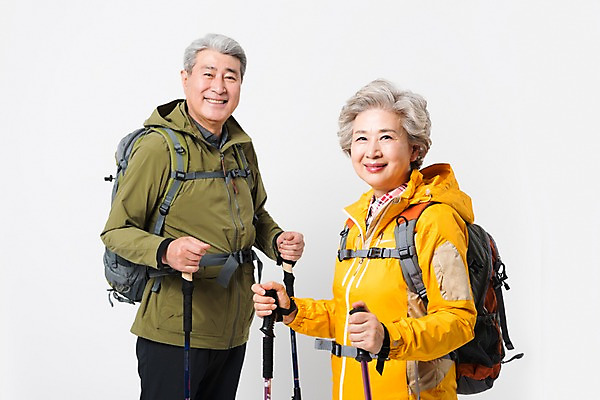 포토 JPG 스튜디오촬영 응시 여자 할아버지 노년 남자 할머니 배낭 실내 아웃도어 미소 누끼 사람 상반신 취미 두명 옆모습 실버라이프 노부부 다정 등산 트래킹 한국인 60대 등산복 흰배경 70대 등산스틱 노인만 국내포토 라이프스타일 부부 시선 옷 뷰포인트 백그라운드 컨셉 가방 레저 표정 동양인 성인 내부 흰색 등산용품 성인만 파일형식