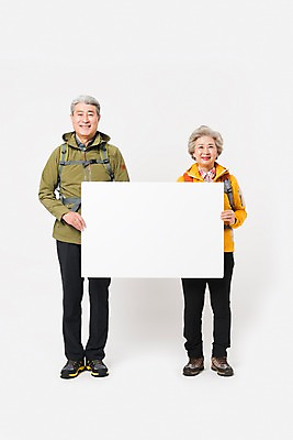 포토 JPG 스튜디오촬영 전신 배너 응시 여자 할아버지 노년 남자 할머니 배낭 사각프레임 실내 아웃도어 서기 미소 들기 누끼 사람 취미 두명 앞모습 실버라이프 노부부 다정 등산 트래킹 한국인 60대 등산복 흰배경 70대 노인만 국내포토 라이프스타일 부부 시선 옷 뷰포인트 백그라운드 컨셉 가방 모션 레저 프레임 표정 동양인 성인 내부 사각형 흰색 성인만 파일형식