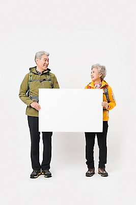 포토 JPG 스튜디오촬영 전신 배너 응시 여자 할아버지 노년 남자 할머니 배낭 사각프레임 실내 아웃도어 서기 미소 들기 누끼 사람 취미 두명 앞모습 실버라이프 마주보기 노부부 다정 등산 트래킹 한국인 60대 등산복 흰배경 70대 노인만 국내포토 라이프스타일 부부 시선 옷 뷰포인트 백그라운드 컨셉 가방 모션 레저 프레임 표정 동양인 성인 내부 사각형 흰색 성인만 파일형식