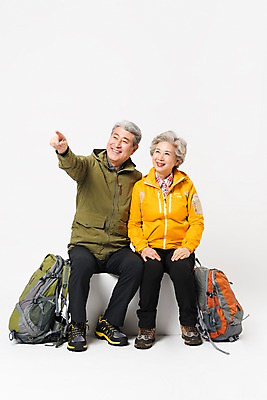 포토 JPG 스튜디오촬영 전신 응시 여자 할아버지 노년 남자 할머니 배낭 실내 아웃도어 미소 누끼 사람 앉기 취미 두명 앞모습 실버라이프 노부부 다정 등산 트래킹 한국인 가리킴 60대 등산복 흰배경 70대 노인만 국내포토 라이프스타일 부부 시선 옷 뷰포인트 백그라운드 컨셉 가방 모션 레저 표정 동양인 손짓 성인 내부 흰색 성인만 파일형식