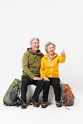 포토 JPG 스튜디오촬영 전신 응시 여자 할아버지 노년 남자 할머니 배낭 실내 아웃도어 미소 누끼 사람 앉기 취미 두명 앞모습 실버라이프 노부부 다정 등산 트래킹 한국인 가리킴 60대 등산복 흰배경 70대 노인만 국내포토 라이프스타일 부부 시선 옷 뷰포인트 백그라운드 컨셉 가방 모션 레저 표정 동양인 손짓 성인 내부 흰색 성인만 파일형식