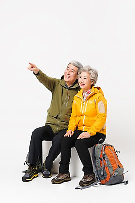 포토 JPG 스튜디오촬영 전신 응시 여자 할아버지 노년 남자 할머니 배낭 실내 아웃도어 미소 누끼 사람 앉기 취미 두명 옆모습 실버라이프 노부부 다정 등산 트래킹 한국인 가리킴 60대 등산복 흰배경 70대 노인만 국내포토 라이프스타일 부부 시선 옷 뷰포인트 백그라운드 컨셉 가방 모션 레저 표정 동양인 손짓 성인 내부 흰색 성인만 파일형식