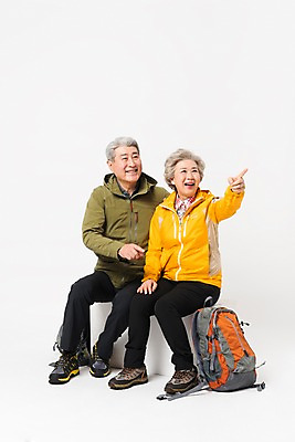 포토 JPG 스튜디오촬영 전신 응시 여자 할아버지 노년 남자 할머니 배낭 실내 아웃도어 미소 누끼 사람 앉기 취미 두명 앞모습 실버라이프 노부부 다정 등산 트래킹 한국인 가리킴 60대 등산복 흰배경 70대 노인만 국내포토 라이프스타일 부부 시선 옷 뷰포인트 백그라운드 컨셉 가방 모션 레저 표정 동양인 손짓 성인 내부 흰색 성인만 파일형식