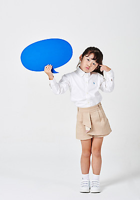 포토 JPG 스튜디오촬영 전신 배너 여자 어린이라이프 어린이 포즈 운동화 말풍선 남방 생각 반바지 모션 프레임 실내 한명 서기 들기 누끼 사람 손짓 소녀 앞모습 캐주얼 유치원생 팻말 한국인 고민 흰배경 천진난만 소녀한명만 국내포토 1 라이프스타일 옷 감정 뷰포인트 백그라운드 신발 컨셉 셔츠 바지 동양인 내부 흰색 여자한명만 소녀만 파일형식
