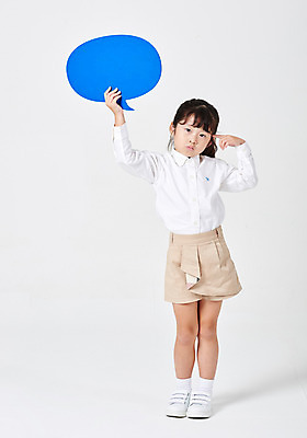 포토 JPG 스튜디오촬영 전신 배너 응시 여자 어린이라이프 어린이 포즈 운동화 말풍선 남방 생각 반바지 모션 프레임 실내 한명 서기 들기 누끼 사람 손짓 소녀 앞모습 캐주얼 유치원생 한국인 고민 흰배경 천진난만 소녀한명만 국내포토 1 라이프스타일 시선 옷 감정 뷰포인트 백그라운드 신발 컨셉 셔츠 바지 동양인 내부 흰색 여자한명만 소녀만 파일형식