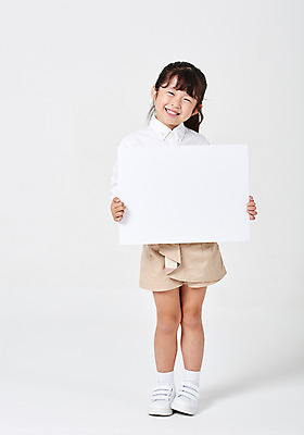 포토 JPG 스튜디오촬영 전신 배너 응시 여자 어린이라이프 어린이 포즈 운동화 남방 반바지 모션 사각프레임 광고판 실내 한명 서기 미소 웃음 들기 누끼 사람 소녀 앞모습 캐주얼 유치원생 한국인 알림 흰배경 천진난만 소녀한명만 국내포토 1 라이프스타일 시선 옷 뷰포인트 백그라운드 신발 컨셉 셔츠 바지 프레임 알림판 표정 동양인 내부 사각형 흰색 판 여자한명만 소녀만 파일형식