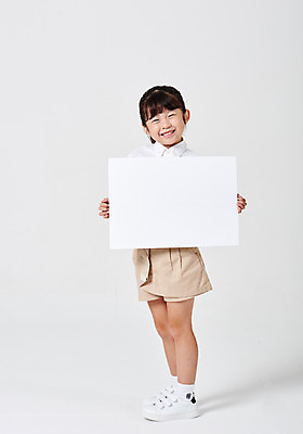 포토 JPG 스튜디오촬영 전신 배너 응시 여자 어린이라이프 어린이 포즈 운동화 남방 반바지 모션 사각프레임 광고판 실내 한명 서기 미소 웃음 들기 누끼 사람 소녀 옆모습 캐주얼 유치원생 한국인 알림 흰배경 천진난만 소녀한명만 국내포토 1 라이프스타일 시선 옷 뷰포인트 백그라운드 신발 컨셉 셔츠 바지 프레임 알림판 표정 동양인 내부 사각형 흰색 판 여자한명만 소녀만 파일형식