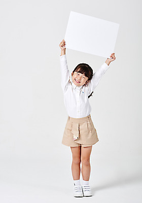 포토 JPG 스튜디오촬영 전신 배너 응시 여자 어린이라이프 어린이 포즈 운동화 남방 반바지 모션 사각프레임 광고판 실내 한명 서기 미소 웃음 들기 누끼 사람 소녀 앞모습 캐주얼 손들기 유치원생 한국인 알림 흰배경 천진난만 소녀한명만 국내포토 1 라이프스타일 시선 옷 뷰포인트 백그라운드 신발 컨셉 셔츠 바지 프레임 알림판 표정 동양인 내부 사각형 흰색 판 여자한명만 소녀만 파일형식