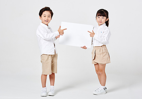 포토 JPG 스튜디오촬영 전신 배너 응시 여자 남자 행복 어린이라이프 어린이 포즈 운동화 남방 반바지 모션 사각프레임 광고판 실내 서기 미소 웃음 들기 누끼 사람 소녀 소년 두명 앞모습 옆모습 캐주얼 친구 유치원생 한국인 가리킴 알림 흰배경 천진난만 어린이만 국내포토 라이프스타일 시선 옷 감정 뷰포인트 백그라운드 신발 컨셉 셔츠 바지 관계 프레임 알림판 표정 동양인 손짓 내부 사각형 흰색 판 파일형식