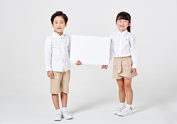 포토 JPG 스튜디오촬영 전신 배너 응시 여자 남자 어린이라이프 어린이 포즈 운동화 남방 반바지 모션 사각프레임 광고판 실내 서기 미소 웃음 들기 누끼 사람 소녀 소년 두명 앞모습 캐주얼 친구 유치원생 한국인 알림 흰배경 천진난만 어린이만 국내포토 라이프스타일 시선 옷 뷰포인트 백그라운드 신발 컨셉 셔츠 바지 관계 프레임 알림판 표정 동양인 내부 사각형 흰색 판 파일형식
