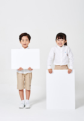 포토 JPG 스튜디오촬영 전신 배너 응시 여자 남자 행복 어린이라이프 어린이 포즈 운동화 남방 반바지 모션 사각프레임 광고판 실내 서기 미소 웃음 들기 누끼 사람 소녀 소년 상반신 두명 앞모습 캐주얼 친구 유치원생 한국인 잡기 알림 흰배경 천진난만 어린이만 국내포토 라이프스타일 시선 옷 감정 뷰포인트 백그라운드 신발 컨셉 셔츠 바지 관계 프레임 알림판 표정 동양인 내부 사각형 흰색 판 파일형식