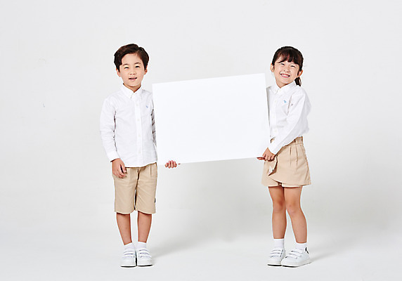 포토 JPG 스튜디오촬영 전신 배너 응시 여자 남자 행복 어린이라이프 어린이 포즈 운동화 남방 반바지 모션 사각프레임 광고판 실내 서기 미소 웃음 들기 누끼 사람 소녀 소년 두명 앞모습 캐주얼 친구 유치원생 한국인 알림 흰배경 천진난만 어린이만 국내포토 라이프스타일 시선 옷 감정 뷰포인트 백그라운드 신발 컨셉 셔츠 바지 관계 프레임 알림판 표정 동양인 내부 사각형 흰색 판 파일형식