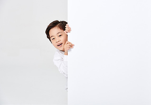 포토 JPG 스튜디오촬영 배너 응시 남자 어린이라이프 얼굴 어린이 포즈 남방 모션 사각프레임 광고판 실내 한명 서기 미소 웃음 누끼 사람 소년 상반신 앞모습 신체부위 캐주얼 유치원생 한국인 잡기 알림 흰배경 천진난만 소년한명만 국내포토 1 라이프스타일 시선 옷 뷰포인트 백그라운드 컨셉 셔츠 프레임 알림판 표정 동양인 내부 사각형 흰색 판 남자한명만 소년만 파일형식