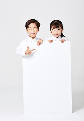 포토 JPG 스튜디오촬영 배너 응시 여자 남자 어린이라이프 어린이 포즈 남방 모션 사각프레임 광고판 실내 미소 웃음 누끼 사람 소녀 소년 상반신 두명 앞모습 캐주얼 친구 유치원생 한국인 가리킴 잡기 알림 흰배경 천진난만 어린이만 국내포토 라이프스타일 시선 옷 뷰포인트 백그라운드 컨셉 셔츠 관계 프레임 알림판 표정 동양인 손짓 내부 사각형 흰색 판 파일형식