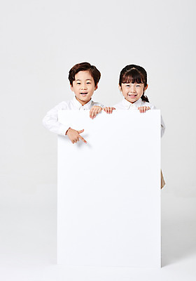 포토 JPG 스튜디오촬영 배너 응시 여자 남자 어린이라이프 어린이 포즈 남방 모션 사각프레임 광고판 실내 서기 미소 웃음 누끼 사람 손짓 소녀 소년 상반신 두명 앞모습 캐주얼 친구 유치원생 한국인 가리킴 잡기 알림 흰배경 천진난만 어린이만 국내포토 라이프스타일 시선 옷 뷰포인트 백그라운드 컨셉 셔츠 관계 프레임 알림판 표정 동양인 내부 사각형 흰색 판 파일형식