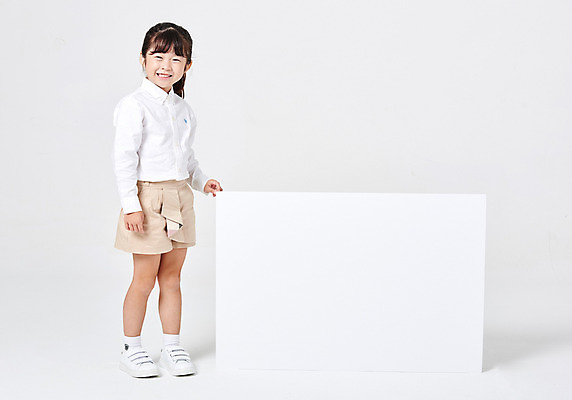 포토 JPG 스튜디오촬영 전신 배너 응시 여자 어린이라이프 어린이 포즈 운동화 남방 반바지 모션 사각프레임 광고판 실내 한명 서기 미소 웃음 누끼 사람 소녀 앞모습 캐주얼 유치원생 한국인 잡기 알림 흰배경 천진난만 소녀한명만 국내포토 1 라이프스타일 시선 옷 뷰포인트 백그라운드 신발 컨셉 셔츠 바지 프레임 알림판 표정 동양인 내부 사각형 흰색 판 여자한명만 소녀만 파일형식