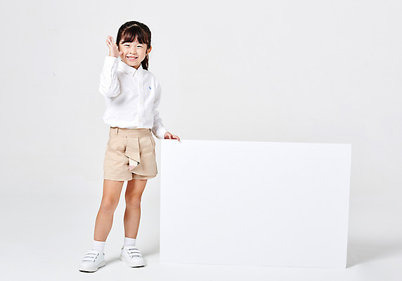 포토 JPG 스튜디오촬영 전신 배너 응시 여자 어린이라이프 어린이 포즈 운동화 남방 반바지 모션 사각프레임 광고판 실내 한명 서기 미소 웃음 누끼 사람 손짓 소녀 앞모습 캐주얼 유치원생 한국인 잡기 알림 흰배경 천진난만 소녀한명만 국내포토 1 라이프스타일 시선 옷 뷰포인트 백그라운드 신발 컨셉 셔츠 바지 프레임 알림판 표정 동양인 내부 사각형 흰색 판 여자한명만 소녀만 파일형식