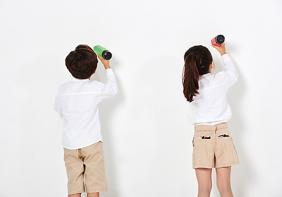 포토 JPG 스튜디오촬영 여자 어린이교육 교육 남자 어린이라이프 어린이 벽 포즈 남방 반바지 모션 색연필 실내 서기 누끼 사람 손짓 소녀 소년 상반신 두명 뒷모습 캐주얼 친구 연필 유치원생 한국인 그리기 즐거움 흰배경 크레파스 천진난만 어린이만 국내포토 라이프스타일 옷 감정 뷰포인트 백그라운드 컨셉 셔츠 바지 관계 학용품 동양인 내부 필기구 흰색 파일형식